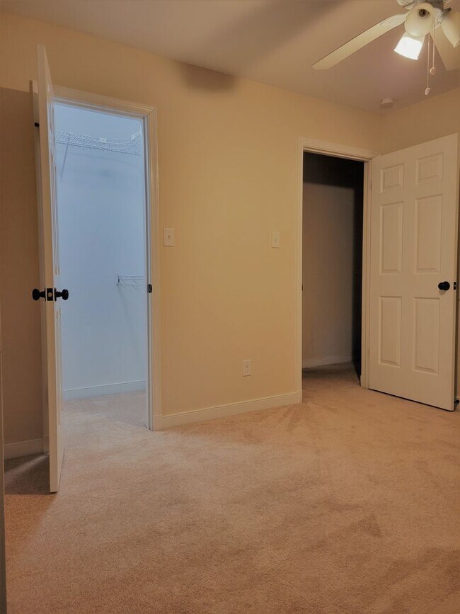 Building Photo - Huge 5 bedroom upgraded Colonial with larg...