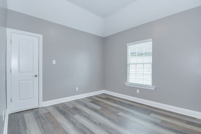 Building Photo - Updated 4 Bedroom 2.5 Bath