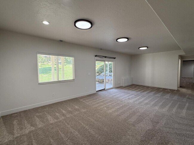 Building Photo - 152 W 4050 N