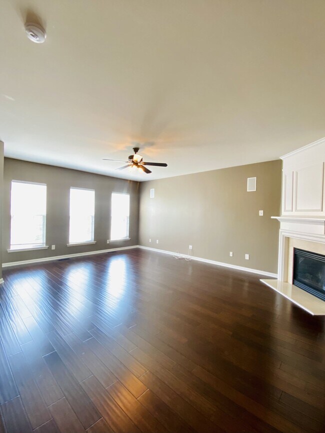 Building Photo - Heart of Ballantyne!  Beautiful End Unit Townhome. 2 Large Primary Suites Up & Flex Rm/3rd BR On ...