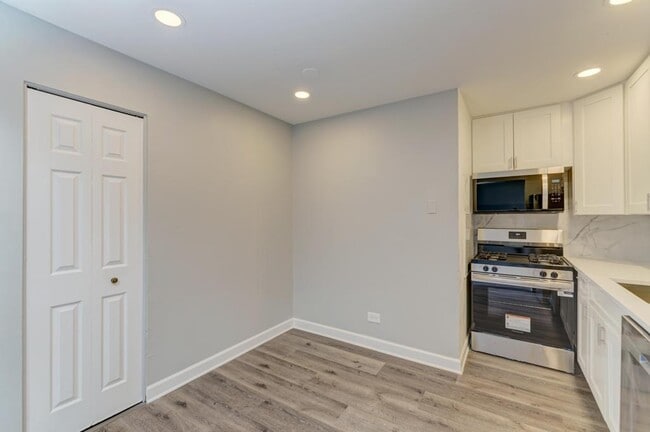 Building Photo - 2440 Waterbury Dr