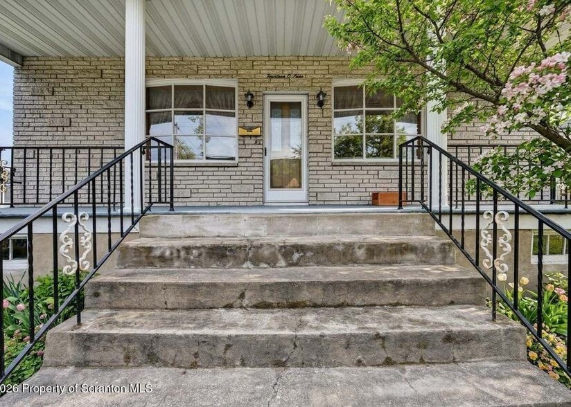 Building Photo - 1409 E Elm St