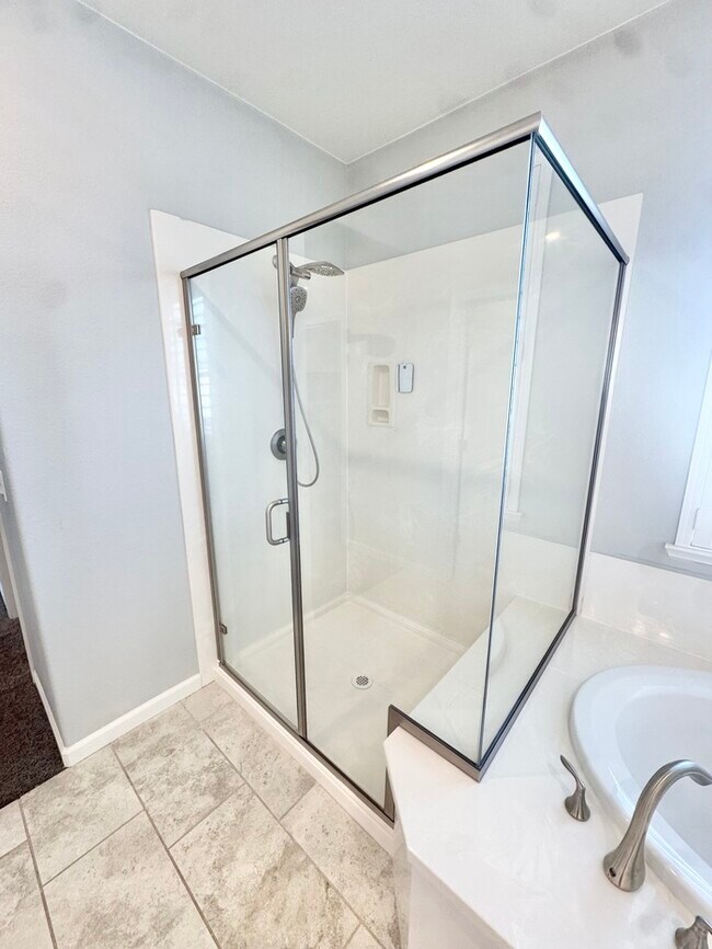 Building Photo - Stunning 5BR Home with Pool, Loft & 3-Car Garage!