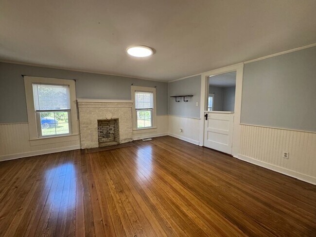 Building Photo - Farmhouse on 5 acres in Northern Greenville County with room for 2 horses and small farm animals!