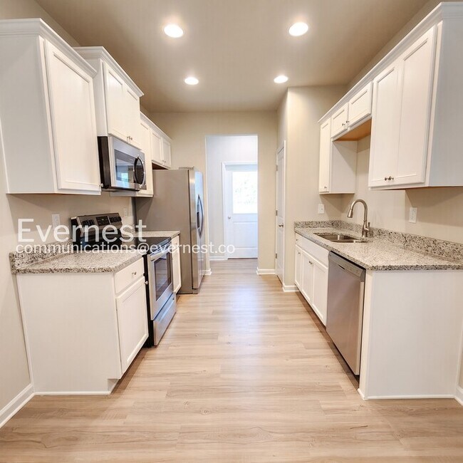 Building Photo - 3 Bed/2 Bath Home with Attached Garage / Pet-Friendly / Coming Soon!