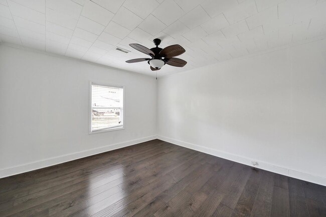 Building Photo - Wonderful Three Bed Two Bath Home in Stanf...