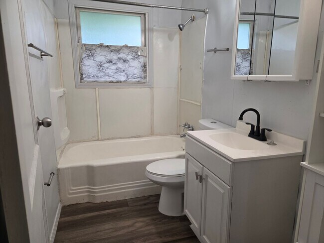 Building Photo - 3 Bedroom Ranch in Eastmoor