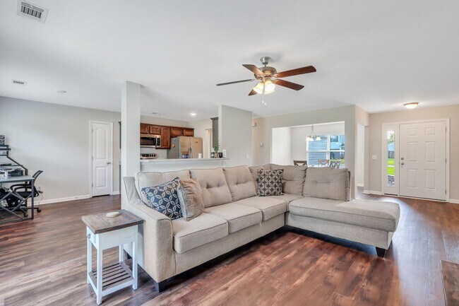 Building Photo - AVAILABLE MID-APRIL 2026! (Pet Friendly)