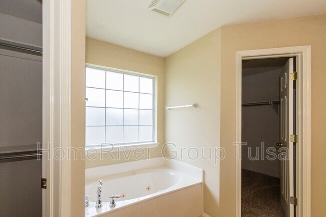 Building Photo - 309 W Charleston St