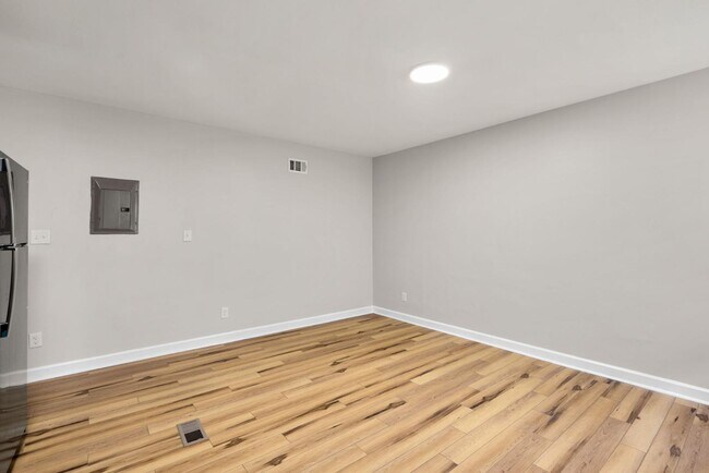 Building Photo - 2022 E Baltimore St