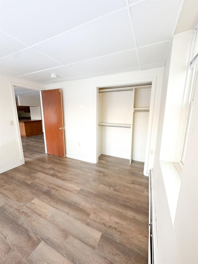 Building Photo - 324 Main St