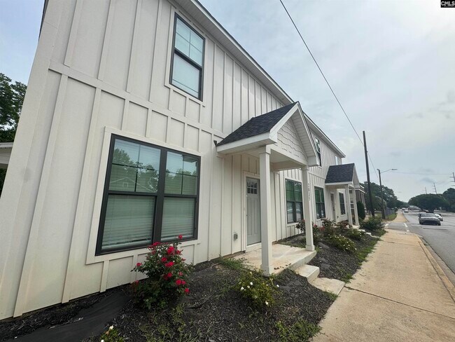 Building Photo - 2035 Rosewood Dr