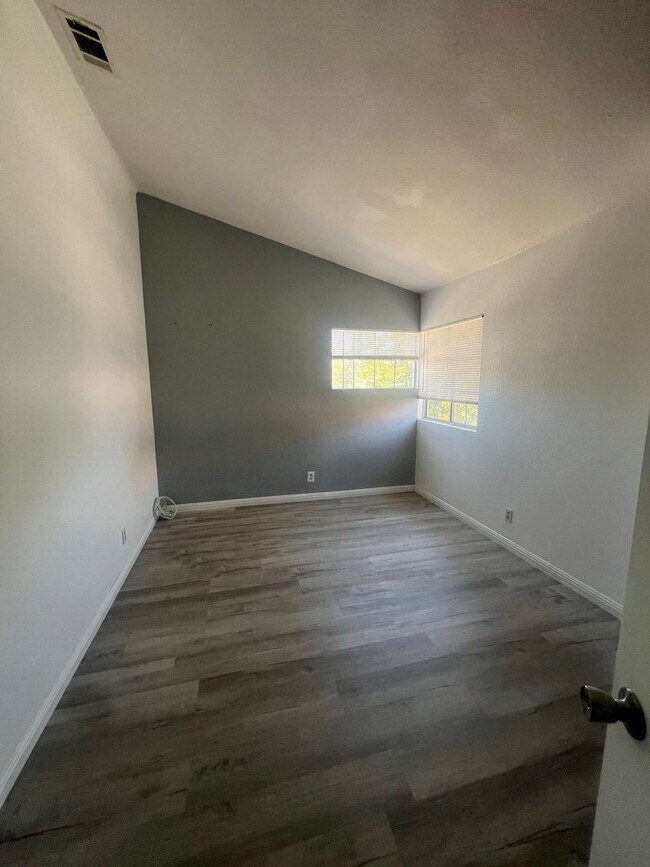 Building Photo - Welcome Home in the Desirable Orangecrest Community!