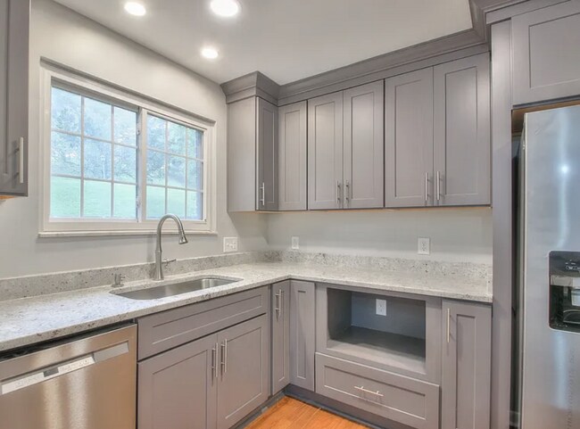 Building Photo - Newly Renovated 3-Bedroom in Hickory Valley Condos, Community Pool and Pet Friendly!