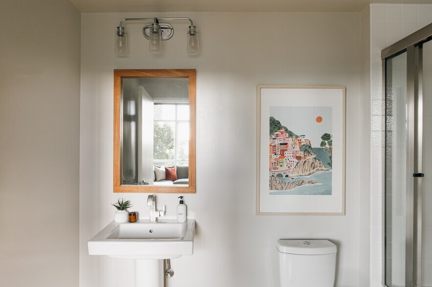 Building Photo - 2000 Little Raven St