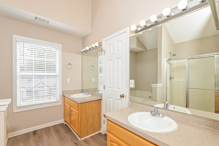 Building Photo - 335 Shadetree Ln