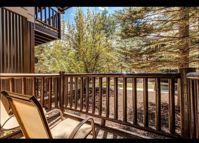 Building Photo - Downtown! Gorgeous Main Floor Furnished Studio