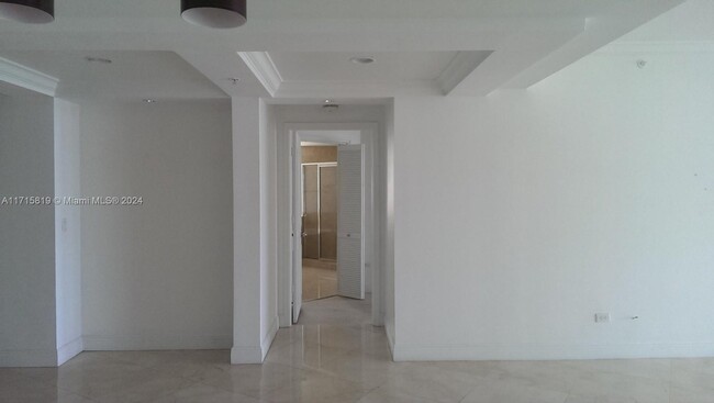 Building Photo - 848 Brickell Key Dr