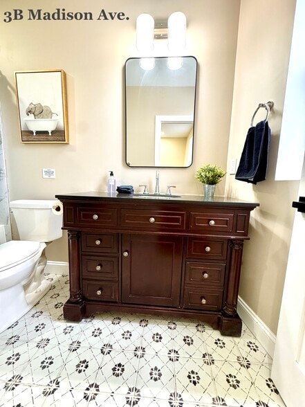 Private full bathroom - 1906 Madison Ave