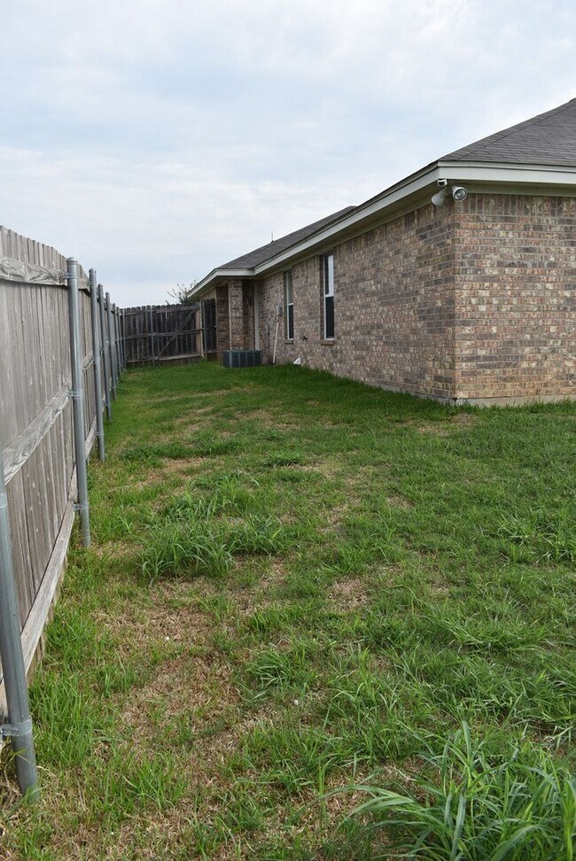 Building Photo - 1600 Nicholas Cir