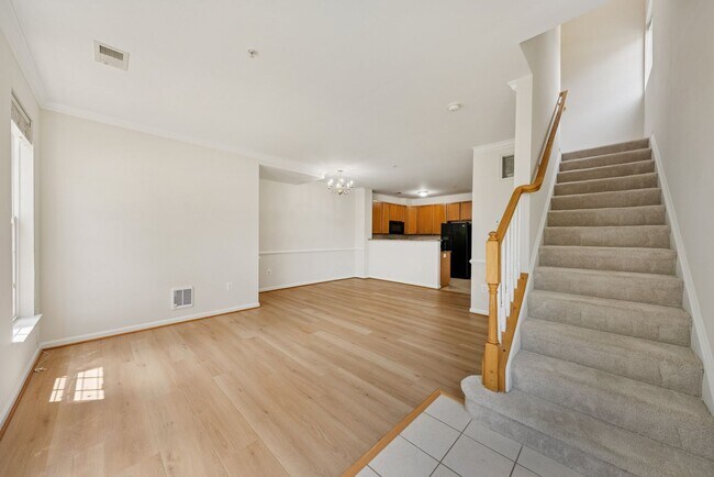 Building Photo - Beautiful End-Unit Townhome-Style Condo Ne...