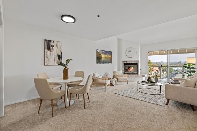 Building Photo - 1560 Circa Del Lago