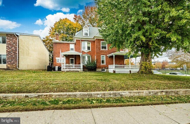 Building Photo - 300 N Penn St