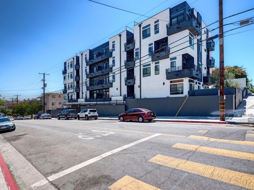 Building Photo - 338 N Mariposa Ave