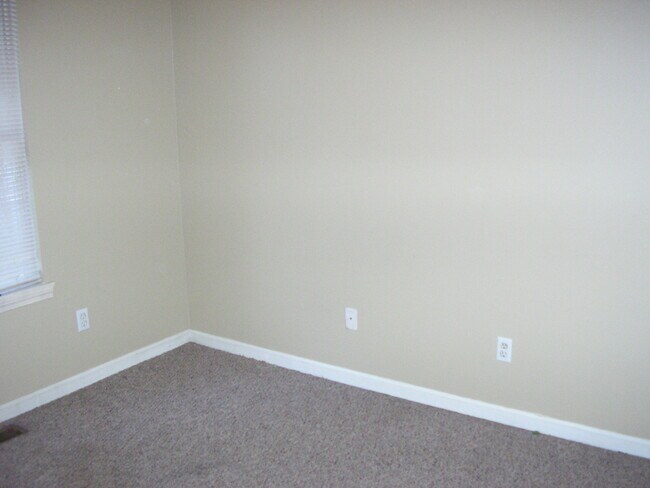 Building Photo - 4490 Woodstone Dr