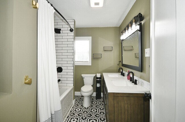 Building Photo - Beautiful 3 Bedrooms, 1 bathroom House Available Now!