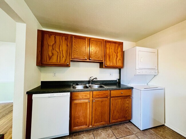 Building Photo - 3001-3005 S Fox St