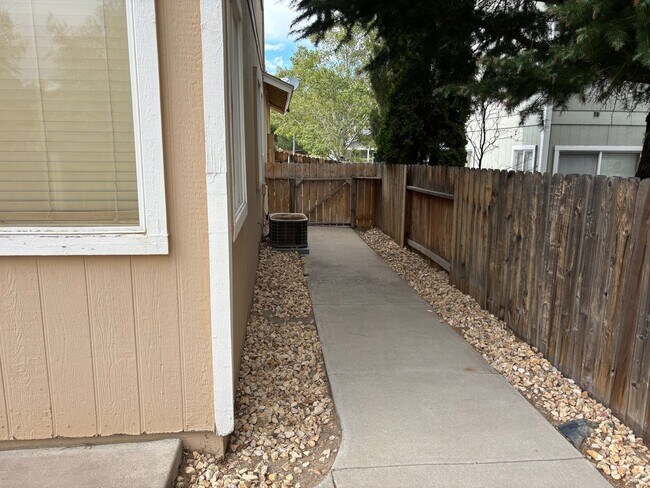 Building Photo - 4 bedroom 2.5 bath in NW Suburban Reno