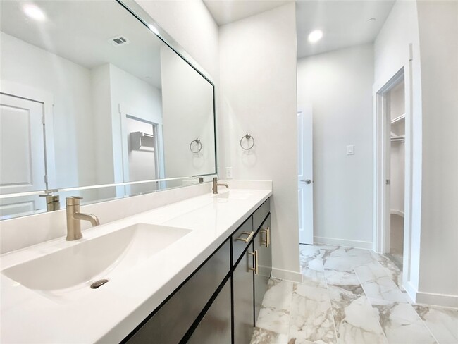 Building Photo - 837 Emerling Dr
