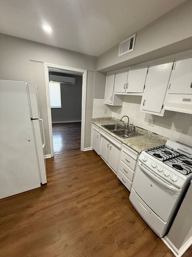 Building Photo - 208 Lakeshore Dr
