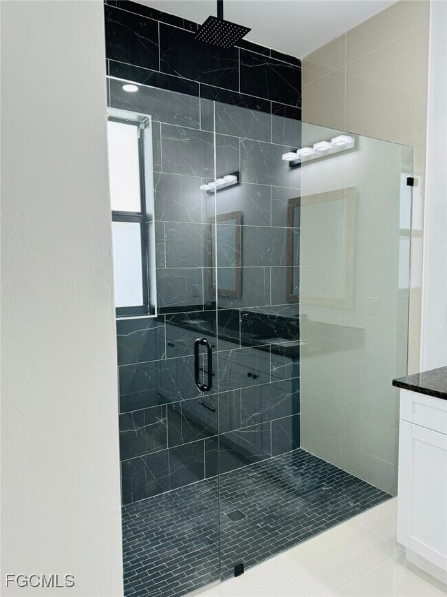 Building Photo - 505 E 8th St