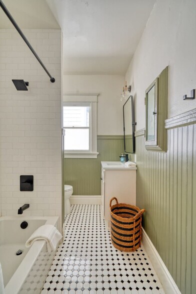 Building Photo - 1032 SE 12th Ave