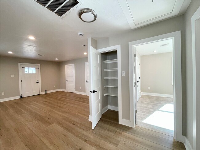 Building Photo - 4504 Kingsbury St