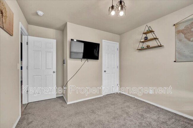 Building Photo - 551 SE 4th St