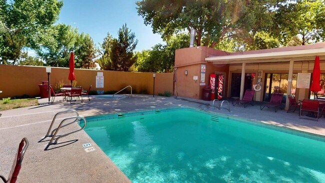 Building Photo - Light-Filled Upstairs Condo in a Prime Location