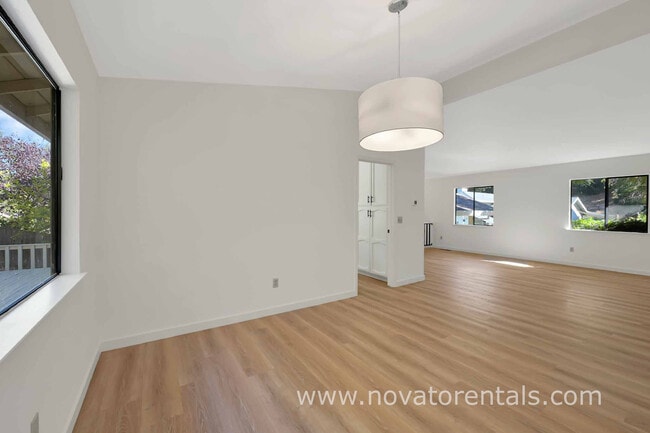 Building Photo - 32 Spinosa Way