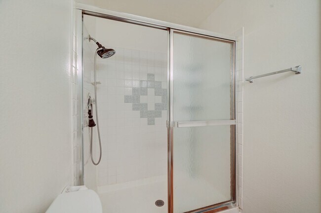 Building Photo - Move-In Ready Condo Near Summerlin!