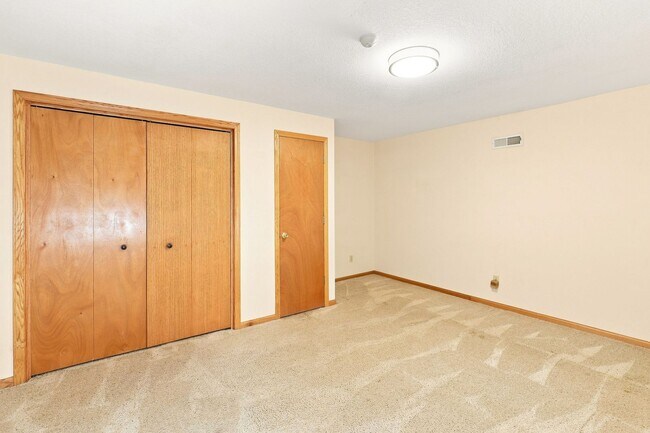 Building Photo - 3611 SW Red Hawk Ct