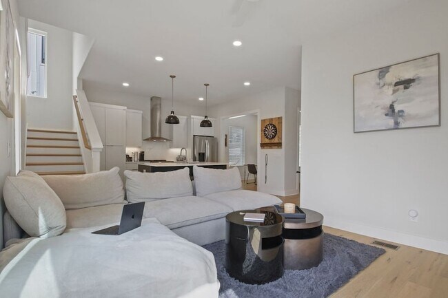 Building Photo - 2306 Ilolo St