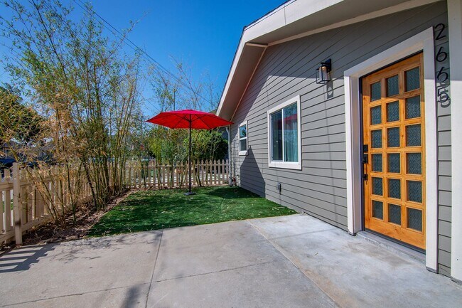 Building Photo - BEUATIFUL BRIGHT 2 + 1 SINGLE FAMILY HOME