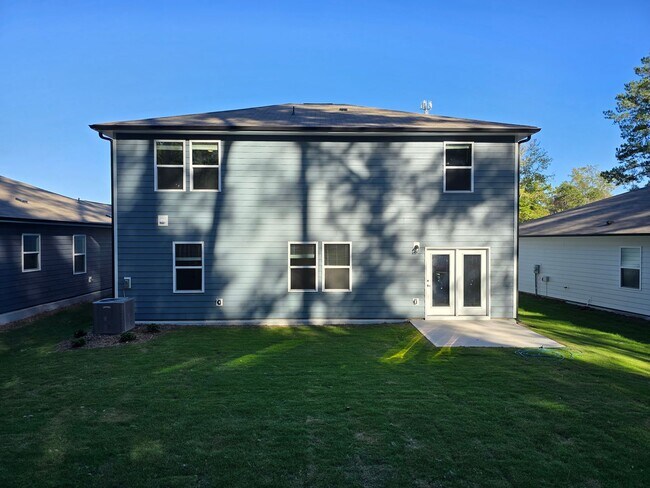 Building Photo - Approx 2700sqft, 5 bed / 3 bath featuring ...