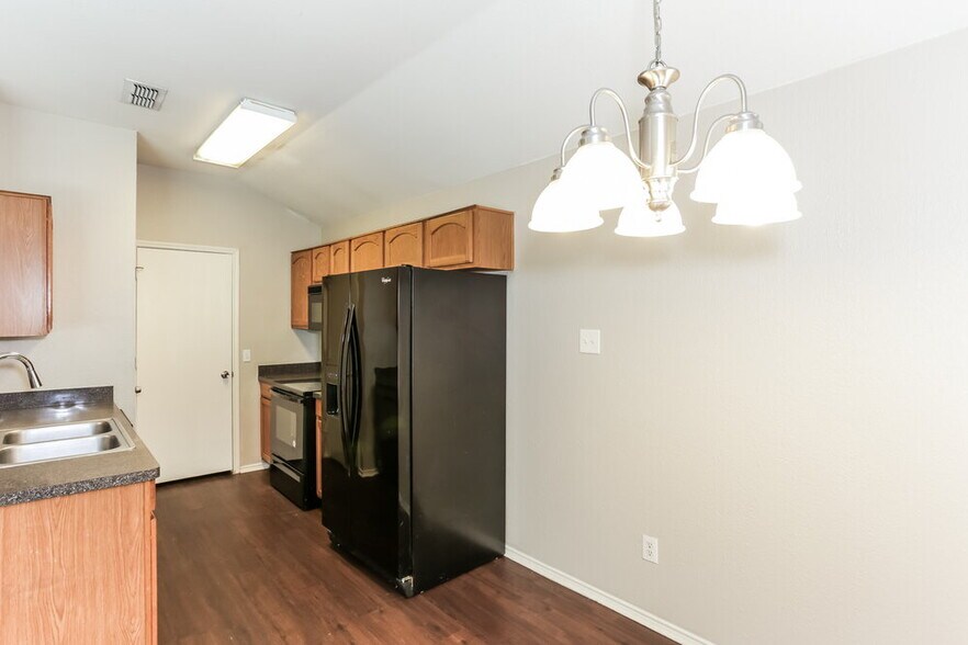Building Photo - 1124 Sandalwood Dr