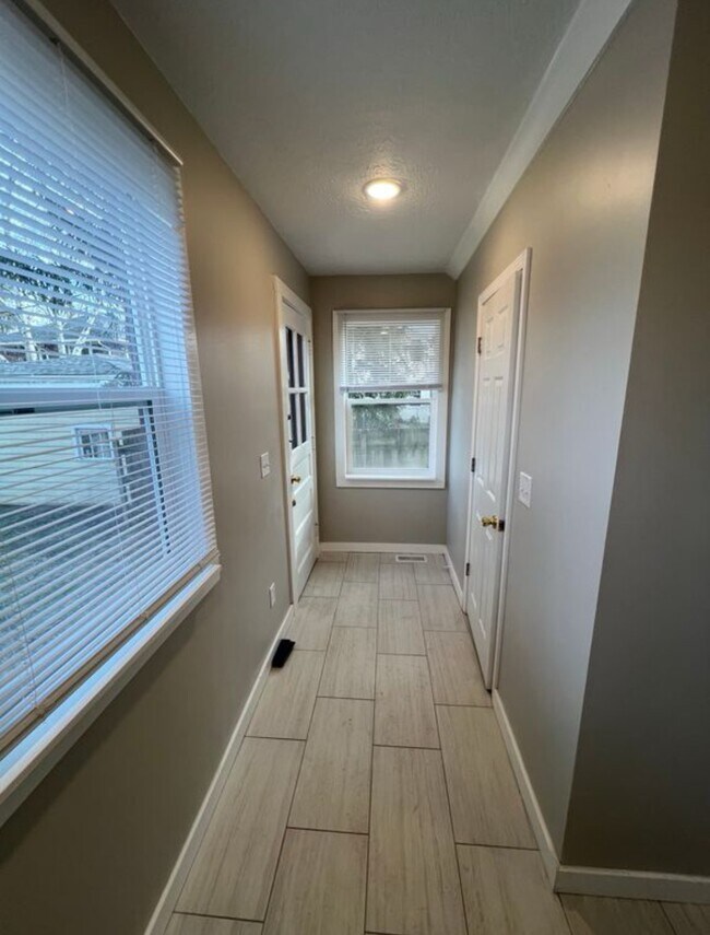 Building Photo - 216 E 49th St