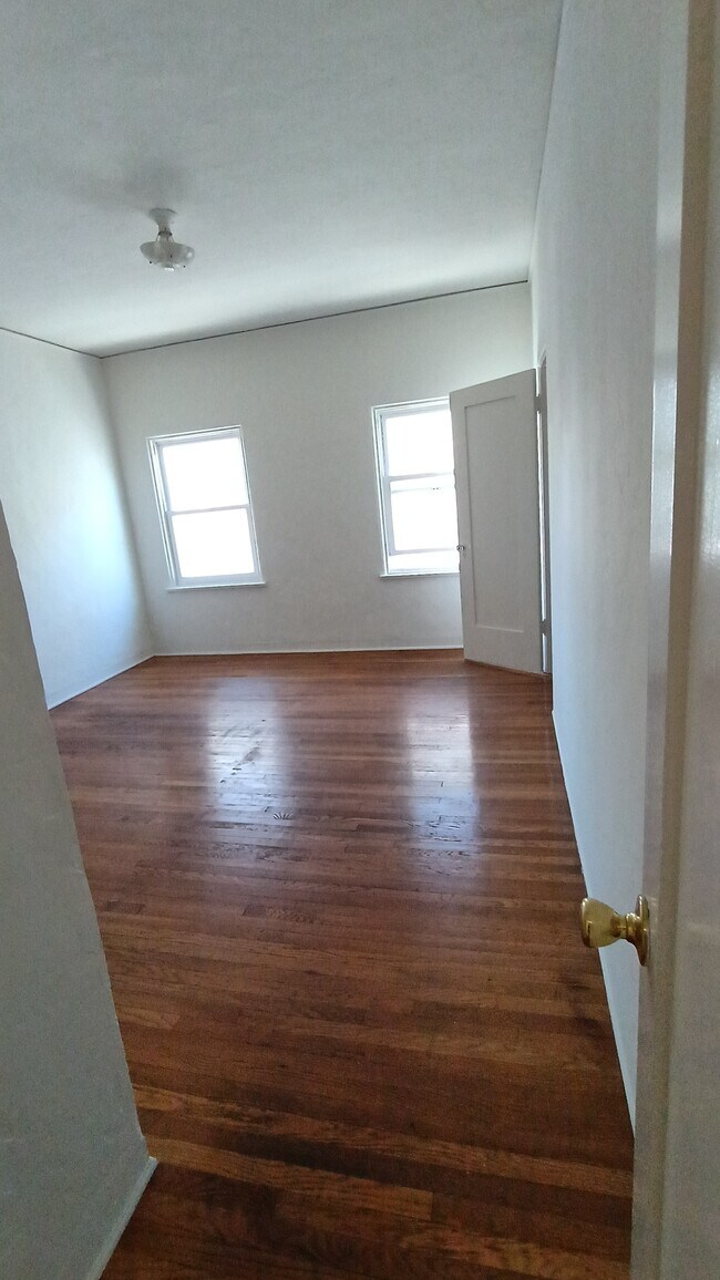 Building Photo - 317 N Gardner St