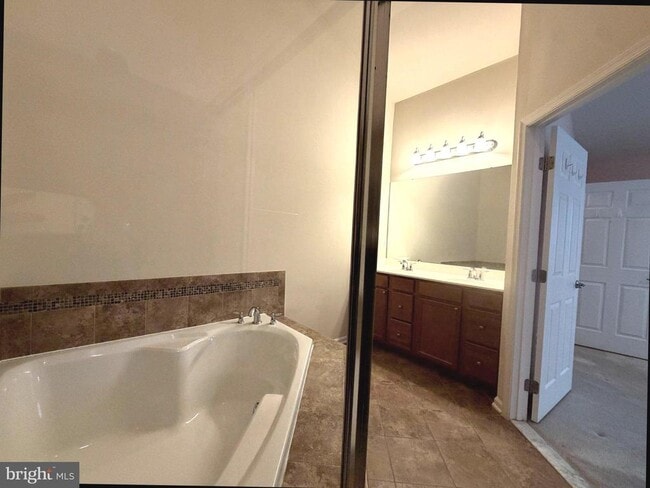 Building Photo - 2911 Lomond Pl