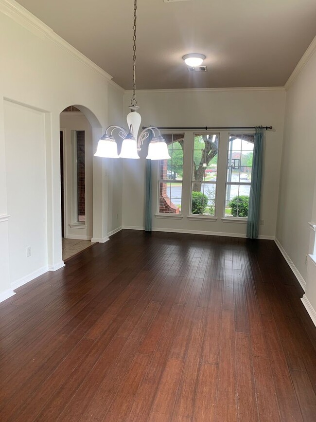 Building Photo - Large 4-bedroom with Office in the Estates...